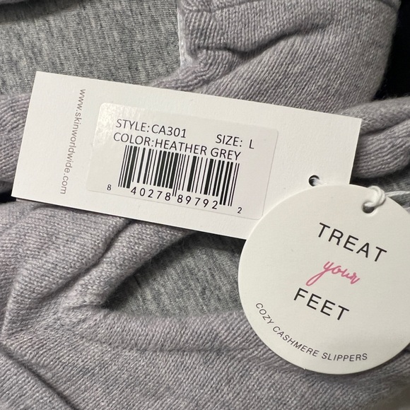 New with tags Skin Workdwide 100% Cashmere ballet slippers. Size Large (8-9) - Picture 3 of 4